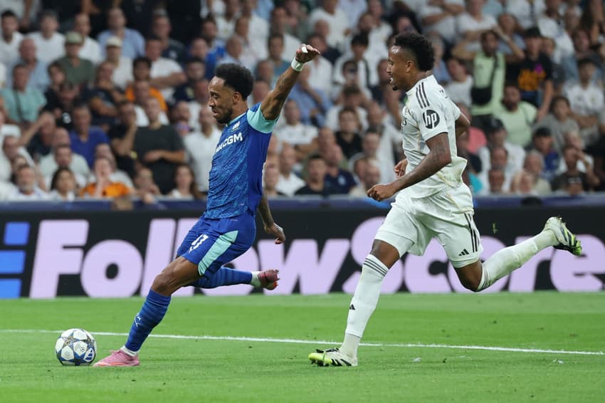 Éder Militão e Aubameyang durante duelo entre Marseille e Real Madrid (Foto: Thomas Coex/AFP)