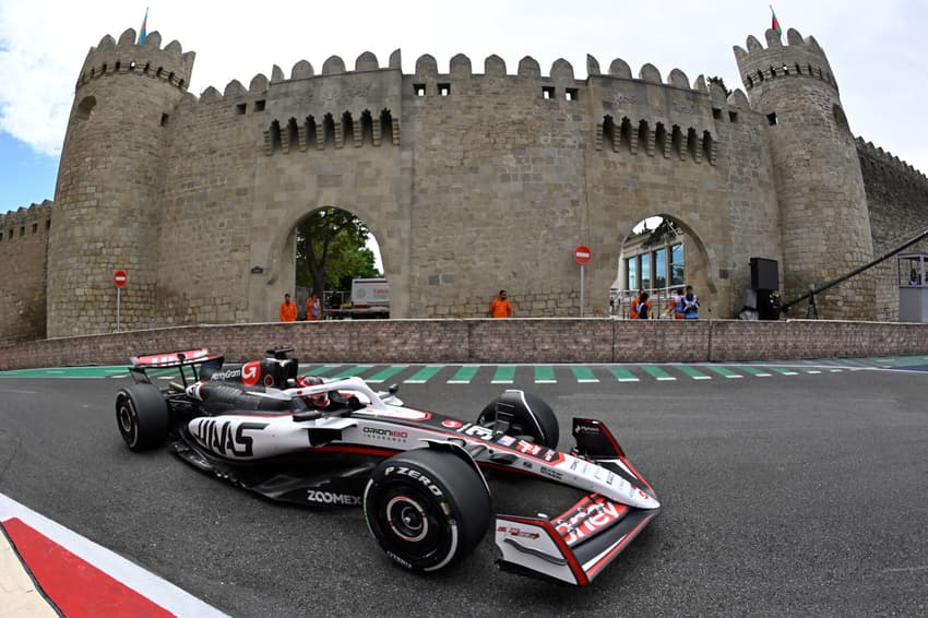 Esteban Ocon nas classificatórias do GP do Azerbaijão (Foto: Alexander NEMENOV / AFP)