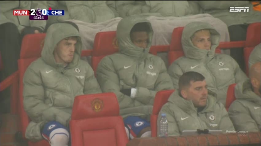 Estêvao no banco do Chelsea contra Manchester United (Foto: Reprodução)