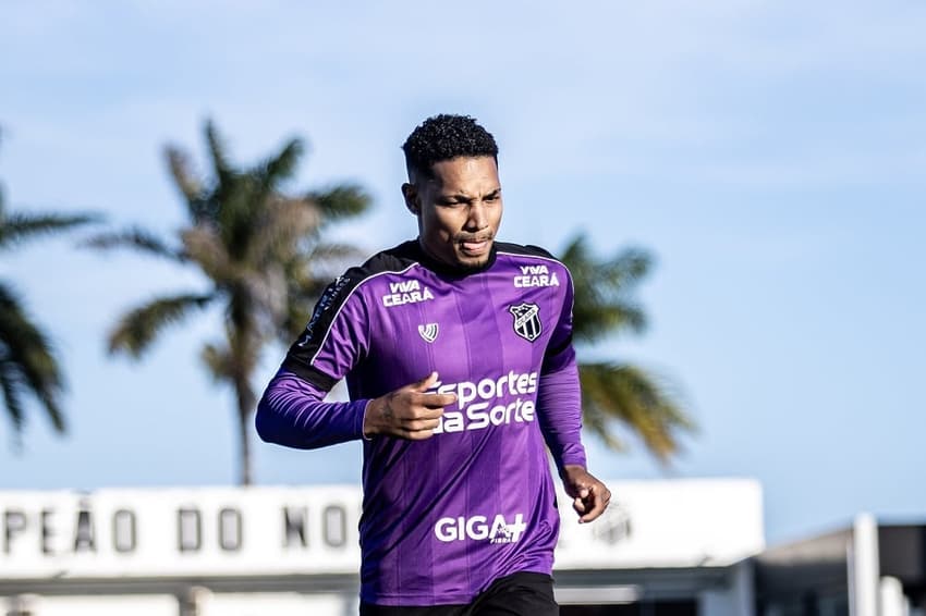 Fernandinho, atacante do Ceará, durante treino (Foto: Gabriel Silva/Ceará SC)