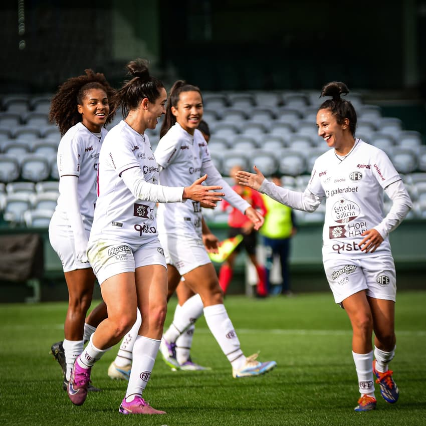Jogadoras da Ferroviária comemoram gol pela Copa do Brasil Feminina (Foto: Rafael Zocco/AFE)