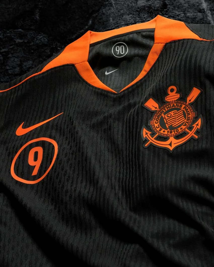 Corinthians lança nova terceira camisa com referência a 2005 (Foto: Instagram / Corinthians)