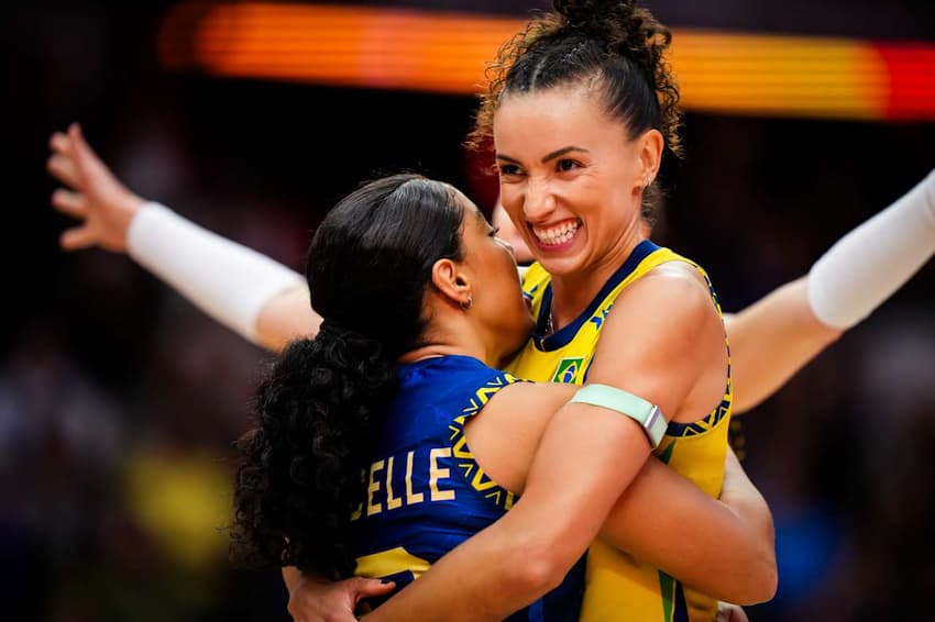 Gabi e Marcelle comemoram vitória do Brasil sobre a Franca (Foto: Volleyball World)