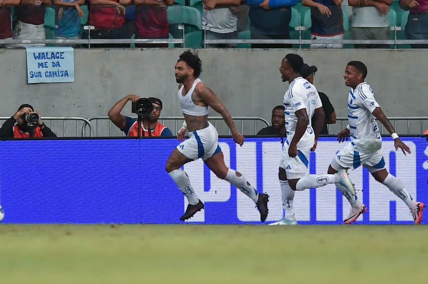 Gabigol jogador do Cruzeiro comemora seu gol com jogadores do seu time durante partida contra o Bahia no estadio Arena Fonte Nova pelo campeonato Brasileiro A 2025. Foto: Jhony Pinho/AGIF