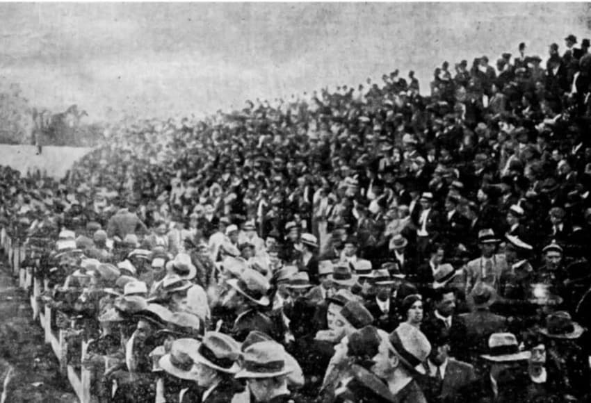 Torcida assiste Gre-Nal Farroupilha, em 1935