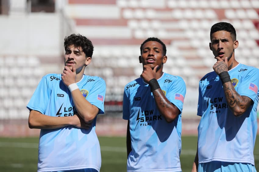 Gil, Diogo Jr e Talero comemora gol do Miami Dade contra o Olympiacos