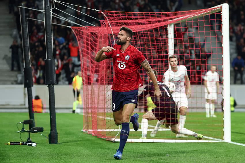 Giroud comemorando o gol da vitória do Lille na Europa League (Foto: Sameer Al-Doumy/AFP)