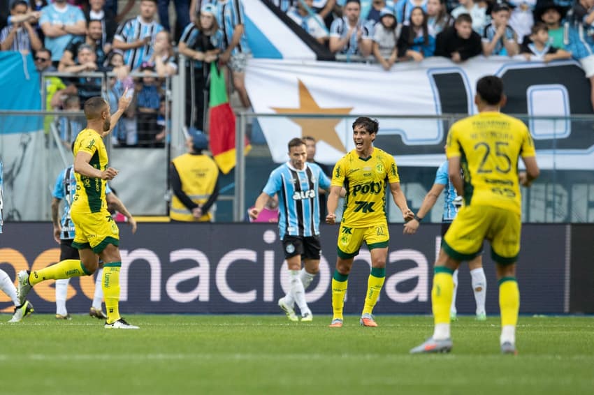 Jogadores do Mirassol comemoram gol na vitória sobre o Grêmio. (Foto: Liamara Polli/AGIF)