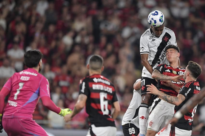 Flamengo e Vasco se enfrentaram pela 24ª rodada do Brasileirão (Foto: Thiago Ribeiro/AGIF)