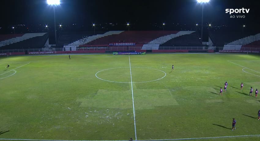 Gramado do Estádio Antônio Carneiro, para Bahia x Atlético-MG, na Copa do Brasil Feminina (Foto: Reprodução/Sportv)