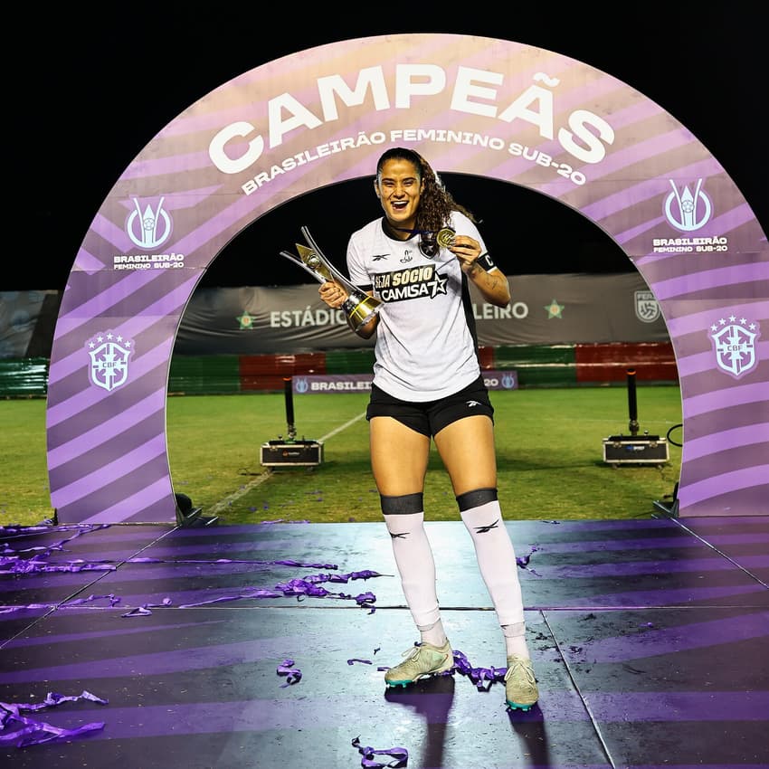 Grazy com a taça do Brasileirão Feminino Sub-20, conquistado pelo Botafogo (Foto: Arthur Barreto/Botafogo)