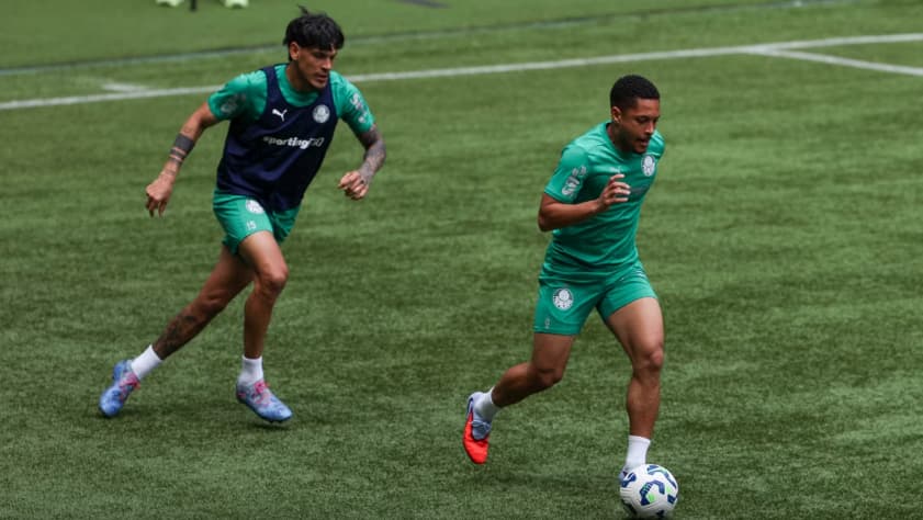 Gustavo Gómez e Vitor Roque durante treino do Palmeiras
