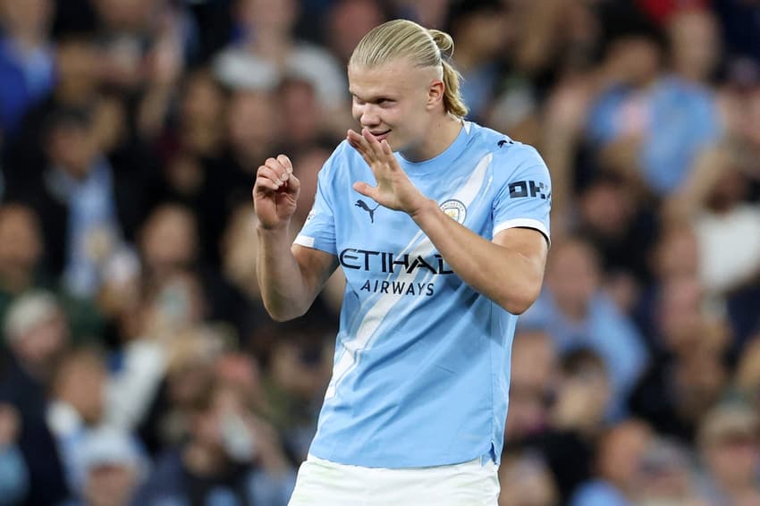 Haalando comemorando seu 50º gol de Champions League
