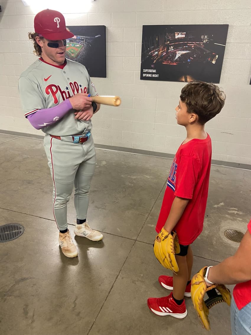Harrison Bader presenteando jovem fã do Philadelphia Phillies (Foto: Phillies/X)
