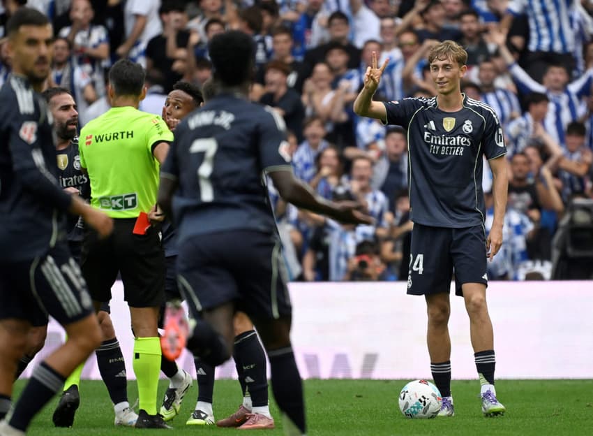 Huijsen sendo expulso no confronto contra a Real Sociedad (Foto: Ander Gillenea/AFP)