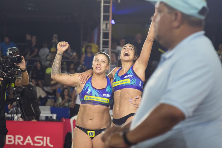 Carol e Rebecca comemoram vitória no Elite 16 (Foto: Amadeus Galiotto)