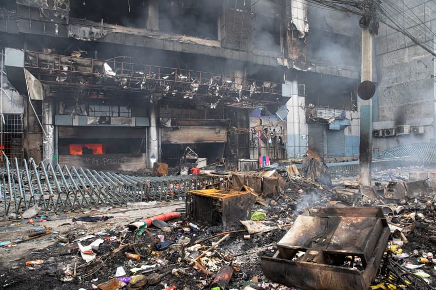 Incêndio em supermercado durante protestos no Nepal (Foto: Reprodução/Prabin Ranabhat/AFP)