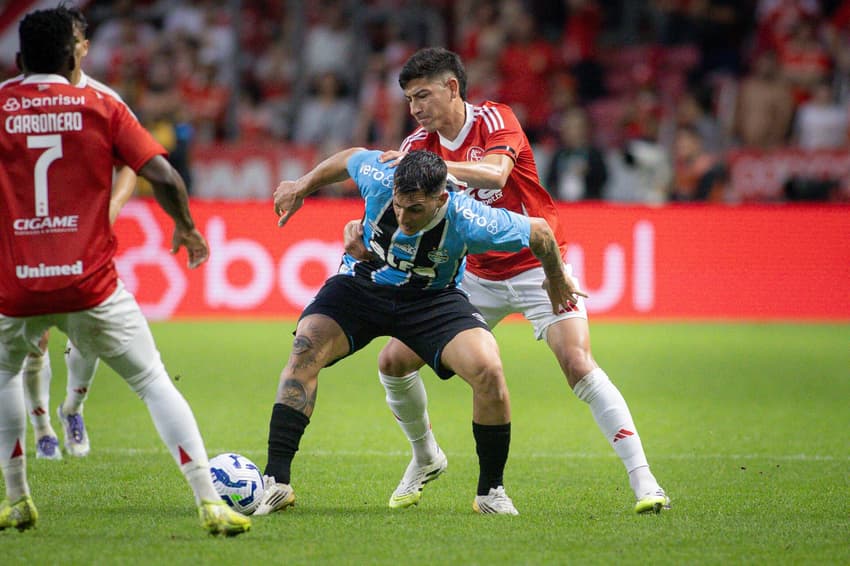 Internacional e Grêmio se enfrentam pela 24ª rodada do Campeonato Brasileiro (Foto: Maxi Franzoi/AGIF)