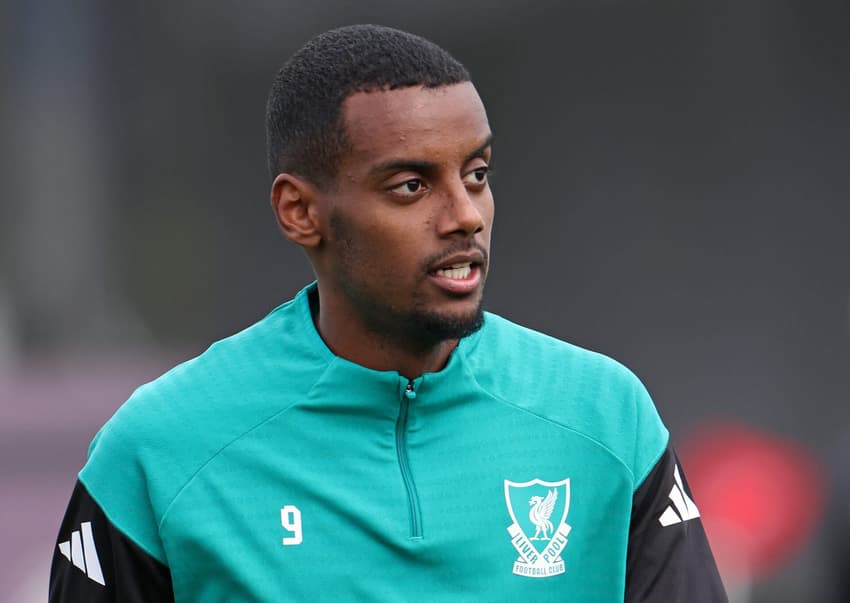 Isak em treinamento pelo Liverpool (Foto: Darren Staples/AFP)