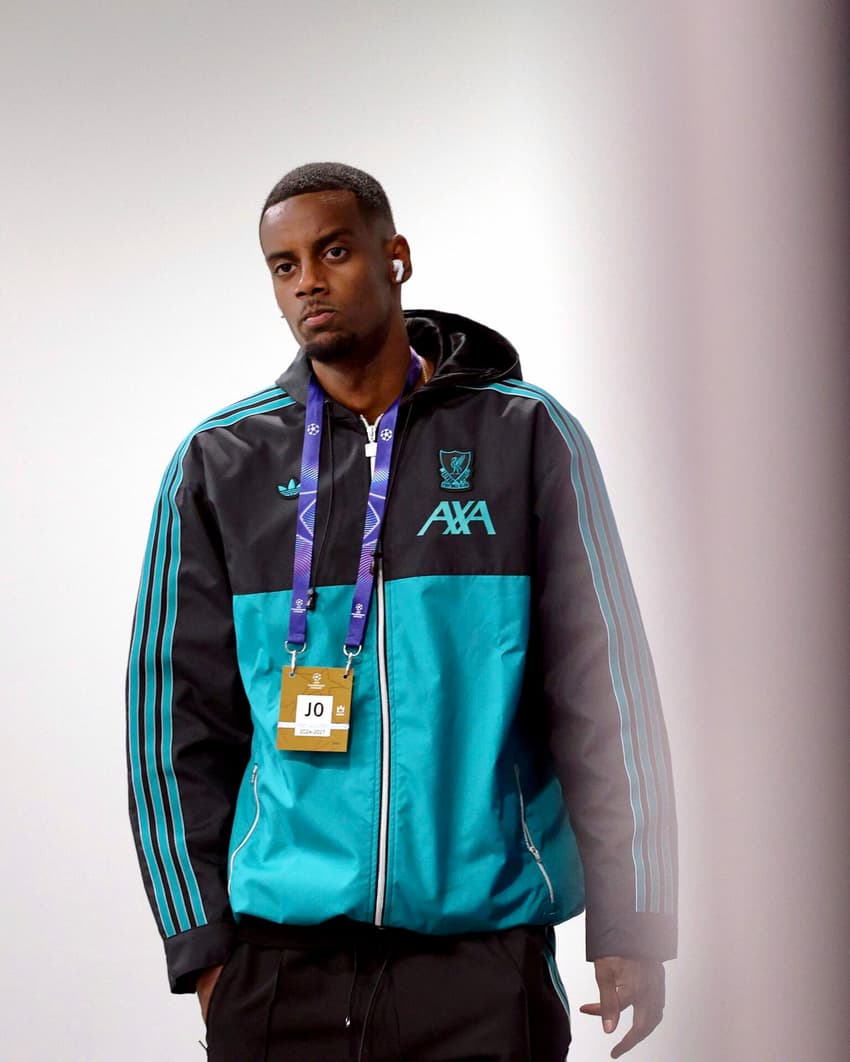 Isak na chegada a Anfield para o duelo contra o Atlético de Madrid, pela Champions League (Foto: Reprodução/X)