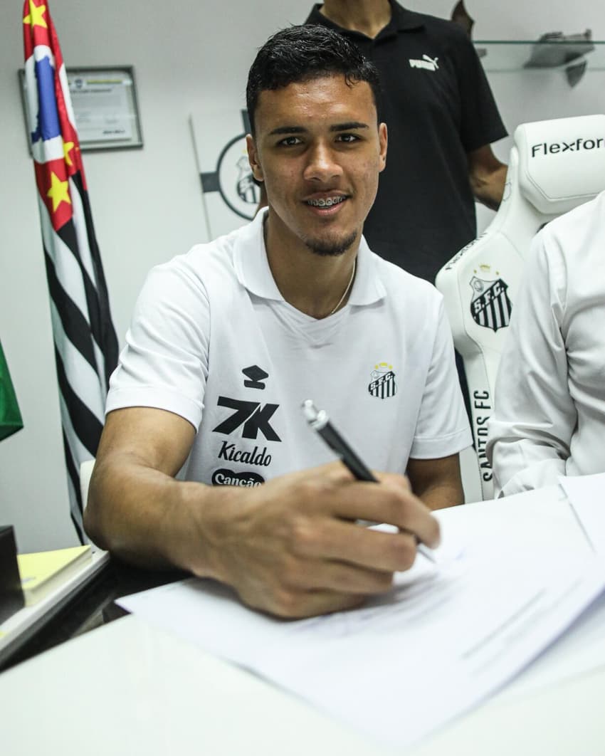Goleiro de 17 anos foi promovido recentemente ao time profissional do Santos. (Foto: Reinaldo Campos/Santos FC)