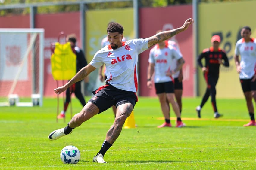 Juninho, zagueiro do Internacional