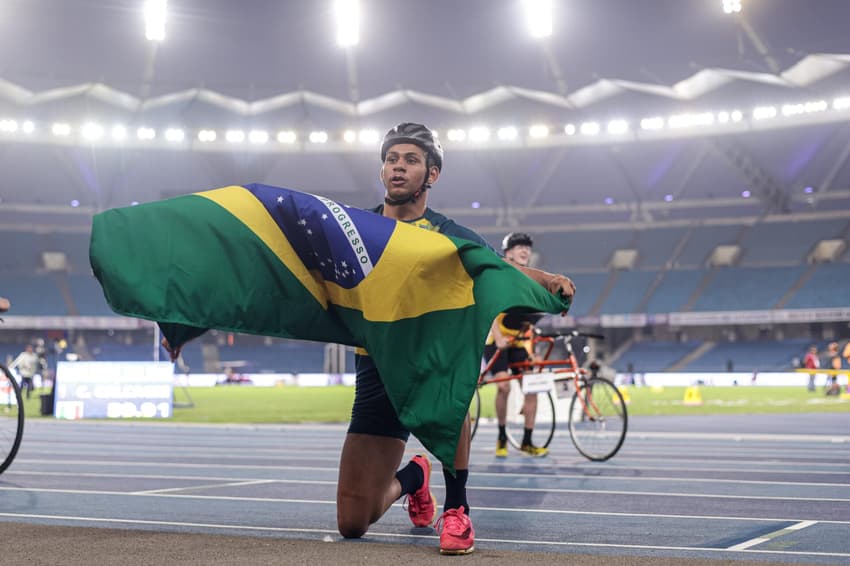 João Matos estende bandeira do Brasil no Mundial de Atletismo Paralímpico (Foto: Cris Mattos / CPB)