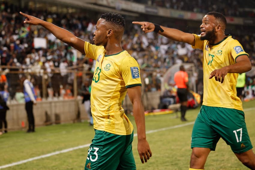Jogadores da África do Sul comemorando o gol feito pela Nigéria (Foto: Phill Magakoe/AFP)