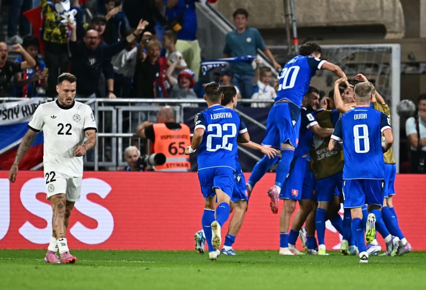 Jogadores da Eslováquia celebram um dos gols marcados sobre a Alemanha em duelo válido pelas Eliminatórias