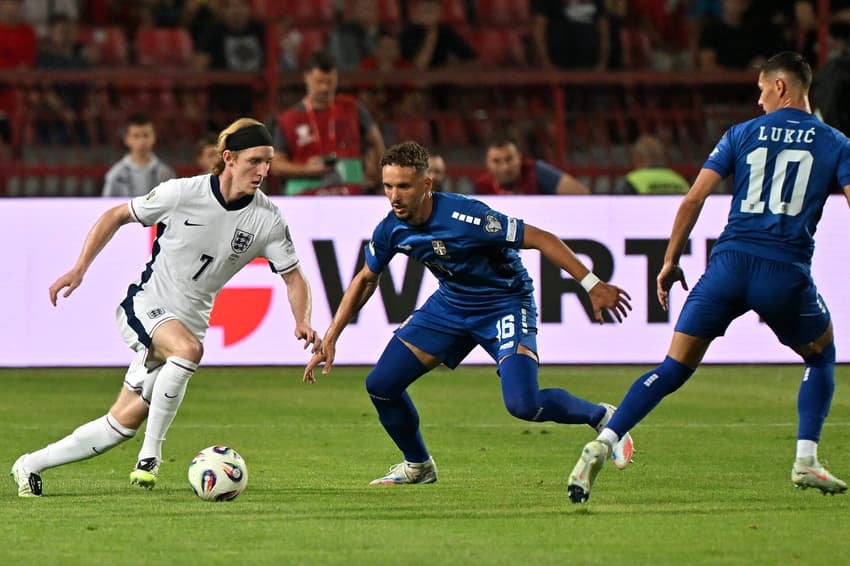Jogadores da Inglaterra e Sérvia disputando a bola (Foto: Oliver Bunic/AFP)