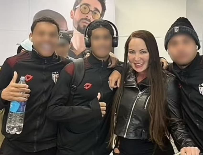 Jogadores-do-Atlético-GO-com-atriz-pornô
