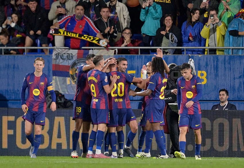 Jogadores do Barcelona comemorando o gol feito por Ferran Torres Barcelona La Liga