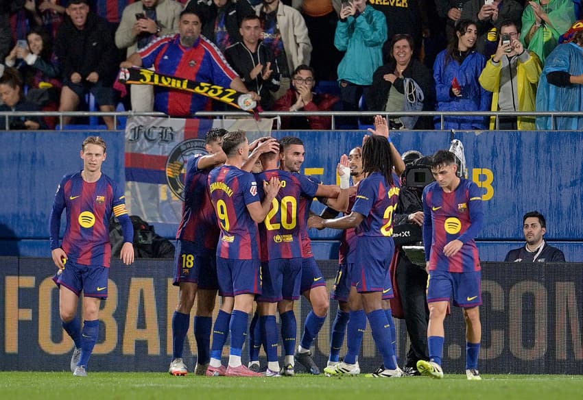 Jogadores do Barcelona comemorando o gol feito por Ferran Torres