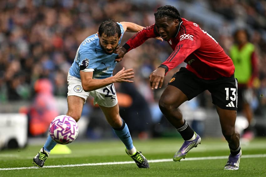 Jogadores do Manchester City e do Manchester United disputando a bola (Foto: Oli Scarff/AFP)
