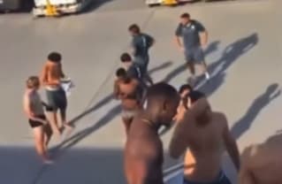 Jogadores do Monaco de cueca no avião (1)
