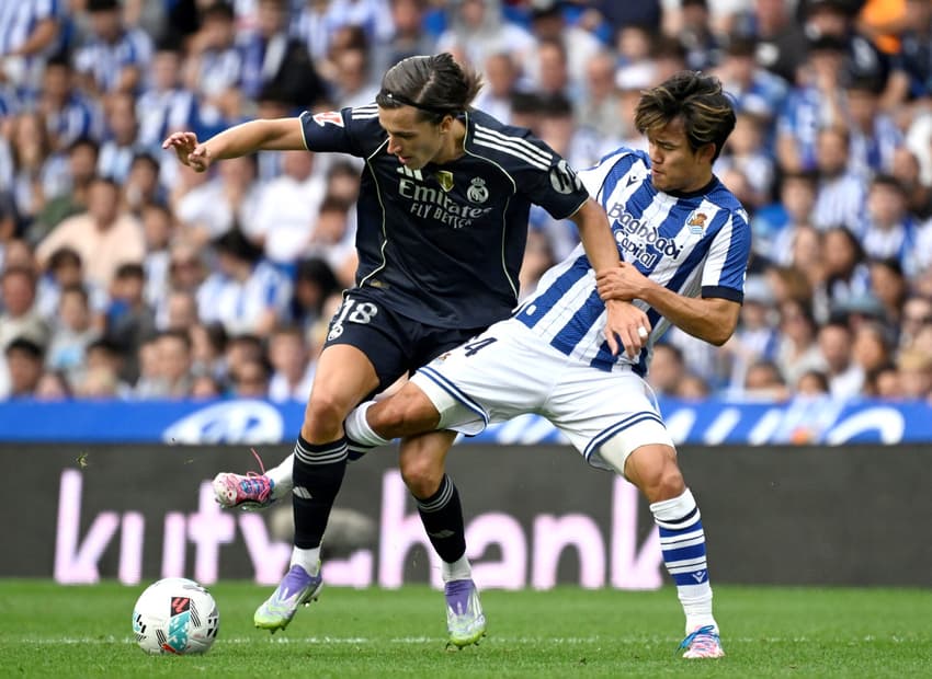 Jogadores do Real Madrid e Real Sociedad disputando a bola durante o confronto (Foto: ANDER GILLENEA / AFP))