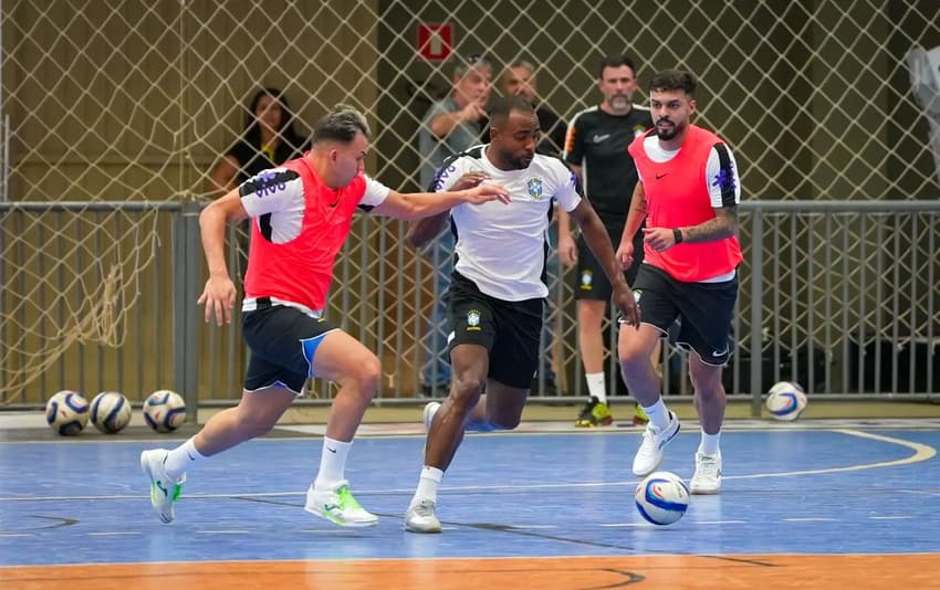 Jogadores treinando para a estreia na Copa das Nações de Futsal (Foto: Jo Marcone/CBF)