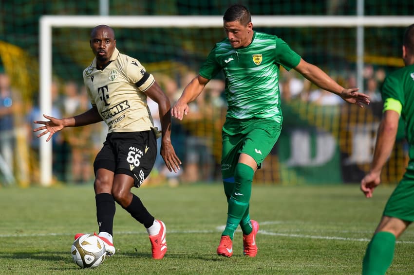 O volante Júlio Romão, ex-jogador do Athletico, voltou a atuar pelo Ferencváros (Foto: Divulgação)