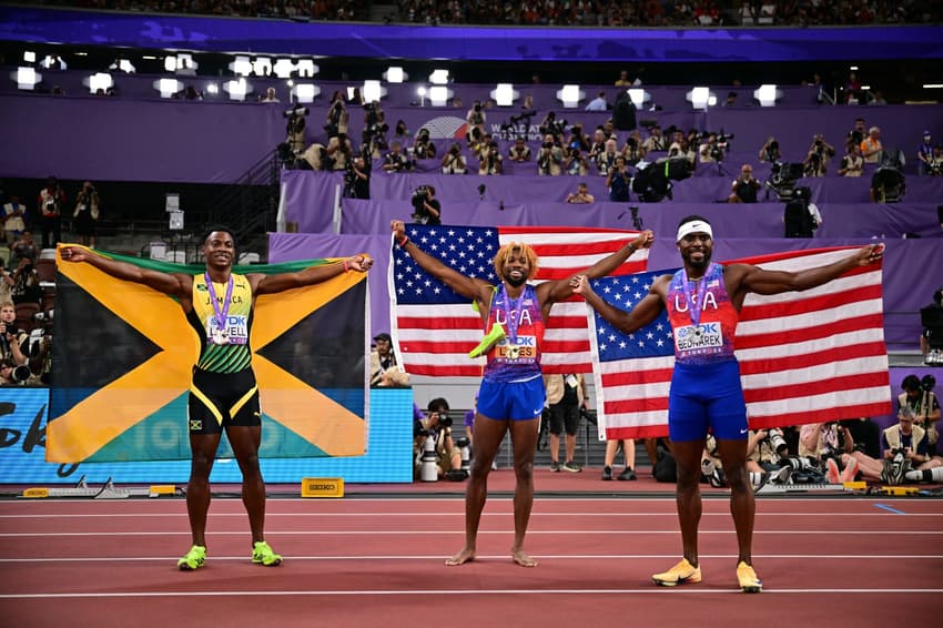Kenneth Bednarek, Noah Lyles e Bryan Levell no pódio dos 200m no Mundial de Atletismo 2025 (Foto: Ben STANSALL/AFP)