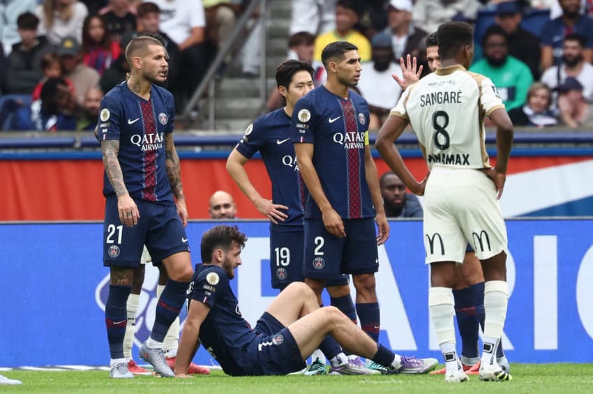 Kvaratskhelia sentado após sentir lesão no jogo PSG (Foto: Franck Fife/AFP)