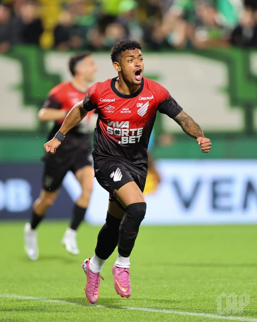 Léo Derik gol comemoração Chapecoense Athletico