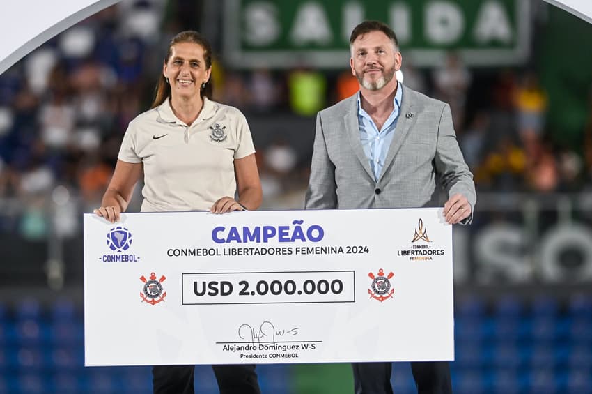 Corinthians recebe premiação pelo título da Libertadores Feminina (Foto: Staff Images Woman/Conmebol)