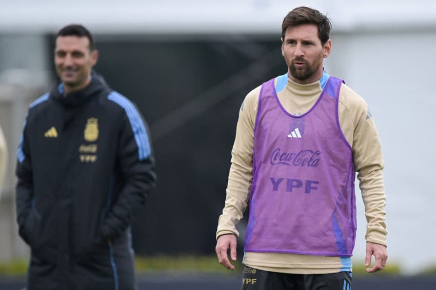 Lionel Messi observado por Scaloni em treino da Argentina antes de jogo contra a Venezuela