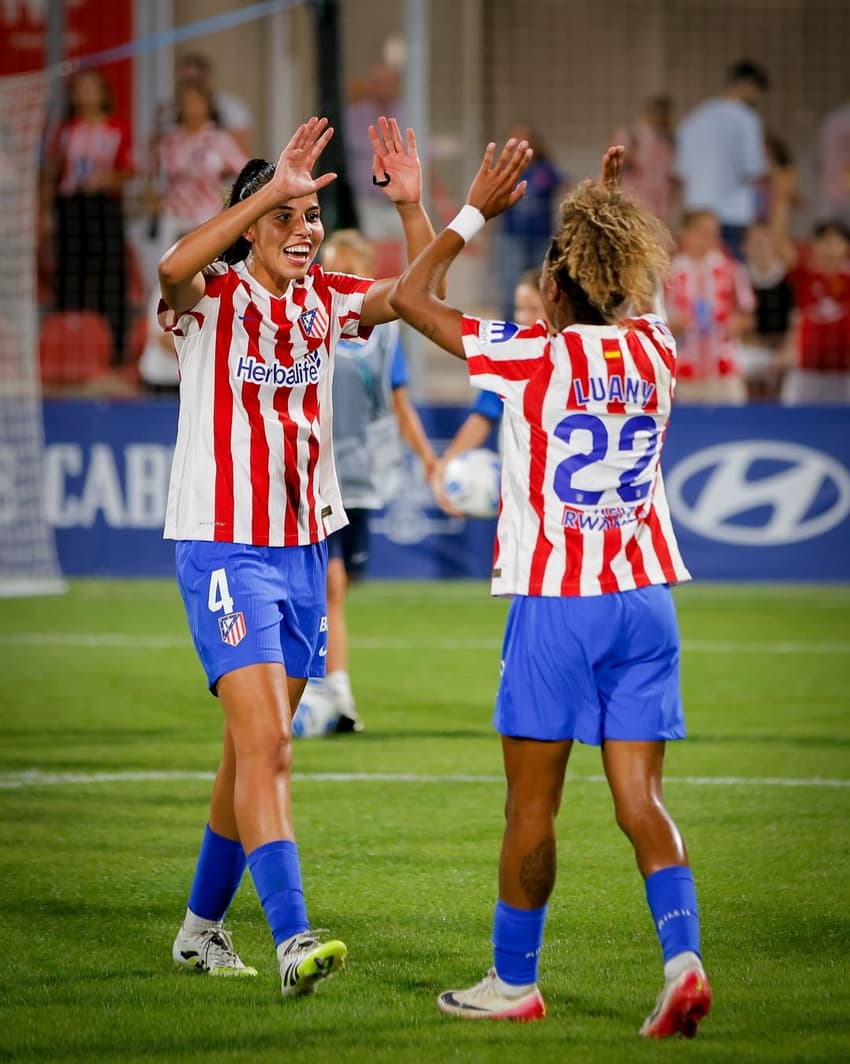 Luany e Lauren, jogadoras da Seleção Feminina, comemoram vitória sobre o Real Madrid na Liga F (Foto: Reprodução/Atlético de Madrid)