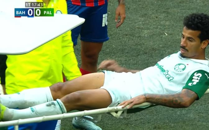 Lucas Evangelista sente lesão em Bahia x Palmeiras (Foto: Reprodução)