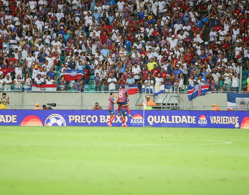 Lucho Rodriguez, jogador do Bahia, comemora seu gol com jogadores do seu time contra o Confianca