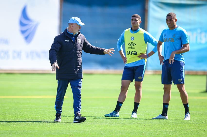 Mano Menezes orienta jogadores do Grêmio em treinamento. (Foto: Lucas Uebel/Grêmio FBPA)