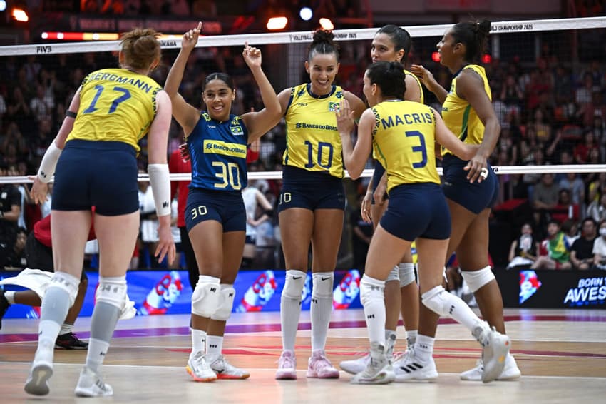 Marcelle Arruda com time na disputa do Bronze no Mundial de Vôlei Feminino (Foto: Amaury Paul/AFP)