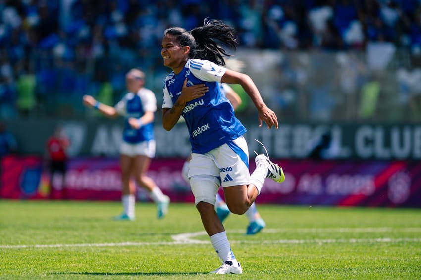 Marília comemora seu gol pelo Cruzeiro na final do Brasileirão Feminino contra o Corinthians