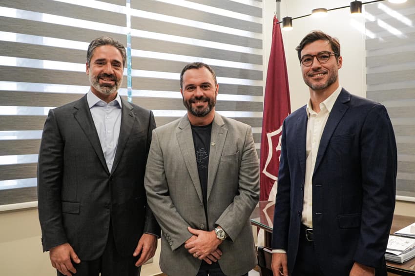 Mário Bittencourt ao lado de sócios da LZ Sports (Foto: Roberta Agum/ Fluminense FC)